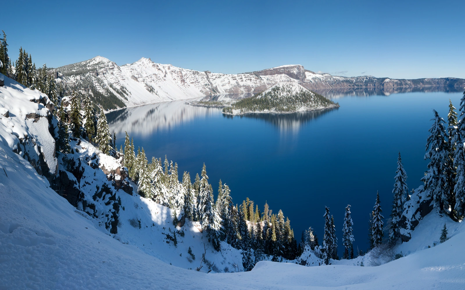 Lake area and mountain land in Albany